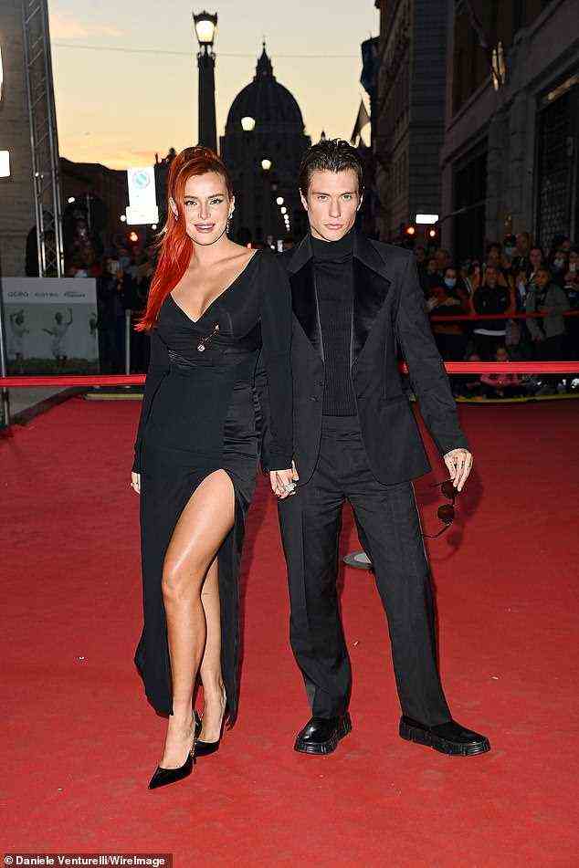 Echte Liebhaber: In der Nacht zuvor ging Bella mit ihrem Verlobten und Co-Star Benjamin Mascolo bei der Premiere ihres italienischen Liebesfilms Time Is Up über den roten Teppich