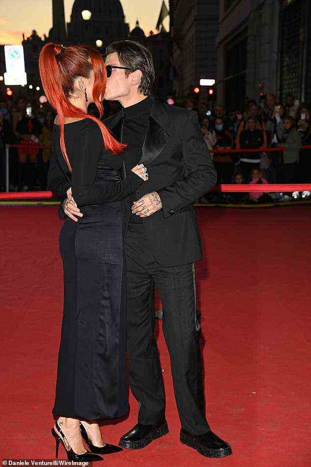 Romantisch: Das verliebte Paar teilte sich bei der Premiere, die während des 19. Alice Nella Città Filmfestivals im Auditorium della Conciliazione in Rom stattfand, einen Kuss