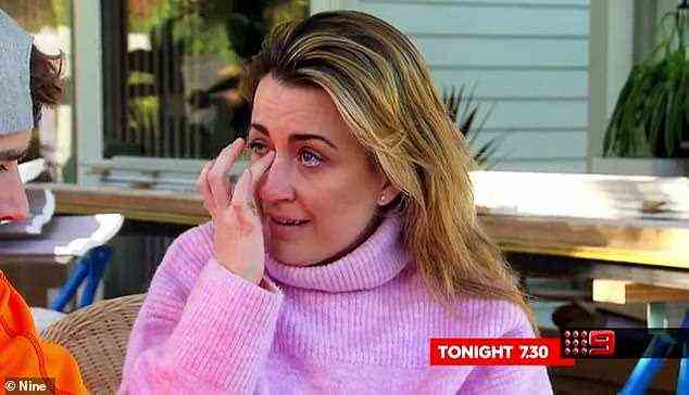 Schmerzhaft: Kirsty Lee Akers wischt auch Tränen weg, als sie mit ihrem Ehemann Jesse Anderson spricht