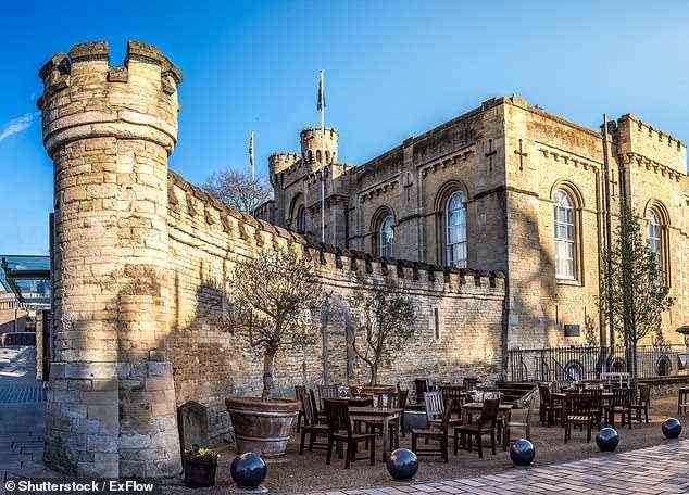Familien können sich einem Hexenmeister im Oxford Castle oben anschließen, um stundenlangen Zaubertränkeunterricht zu nehmen