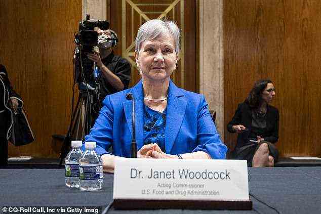 Dr. Janet Woodcock (im Bild) ist die amtierende Kommissarin der Agentur, obwohl ihre vorläufige Amtszeit nächsten Monat enden soll.  Sie sieht sich dem Widerstand einiger Demokraten im Senat gegenüber