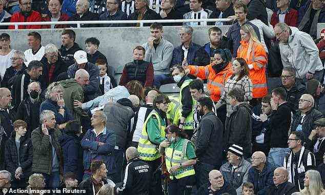 Newcastles Zusammenstoß gegen Tottenham wurde nach einem medizinischen Notfall in der Menge ausgesetzt