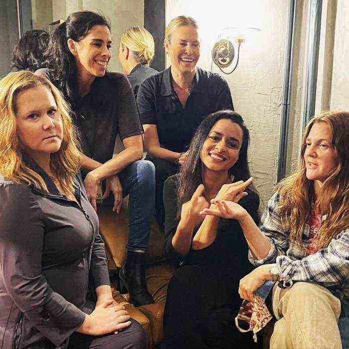 Drew Barrymore 'Fangirls' über Chelsea Handler, Amy Schumer und weitere berühmte Gesichter in All-Star-Foto