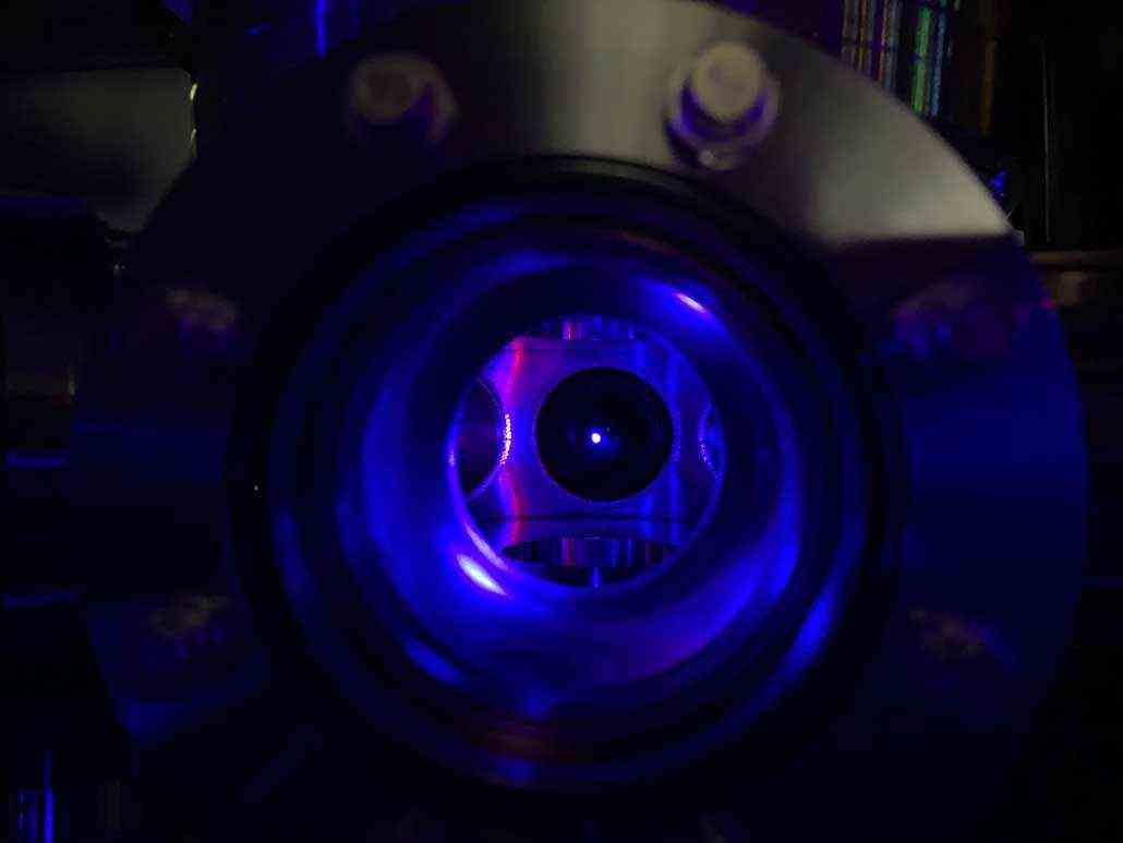 Bild von blau leuchtenden Strontiumatomen in einer Vakuumkammer