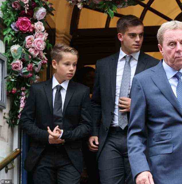 Familienangelegenheit: Jamies Söhne aus seiner Beziehung zu Louise - Charley (16) und Beau (12) - wurden gesehen, wie sie zusammen mit ihrem Großvater Harry das Standesamt verließen