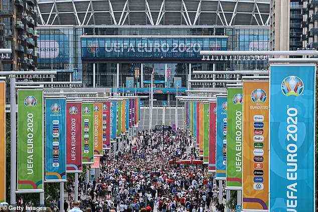 Vor dem Finale versammelten sich riesige Menschenmengen vor Wembley, darunter viele ohne Tickets