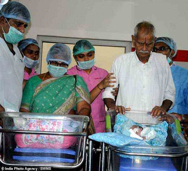 Vater Sitarama Raja Rao, 82, abgebildet mit auf dem Kinderbett ruhenden Händen, erlitt eines Tages einen Herzinfarkt, nachdem er sich und seine Frau wegen der erfolgreichen Geburt ihrer Zwillinge durch IVF zum 