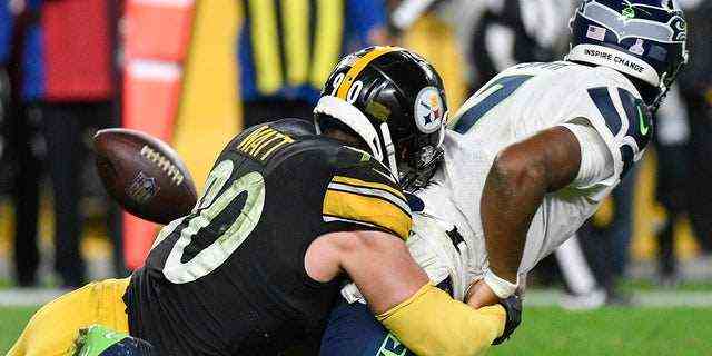 Seattle Seahawks Quarterback Geno Smith (7) fummelt herum, als Pittsburgh Steelers außerhalb des Linebackers TJ Watt (90) ihn während der Verlängerung am Sonntag, 17. Oktober 2021, in Pittsburgh angreift.