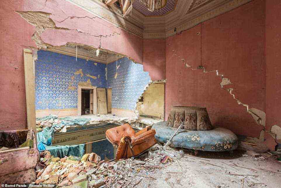 Dieses alte Herrenhaus in Italien kann die Möbel, die durch den Boden fallen, kaum fassen, aber es erinnert immer noch an eine Zeit, als die Damen über die bestickte Bank schwankten