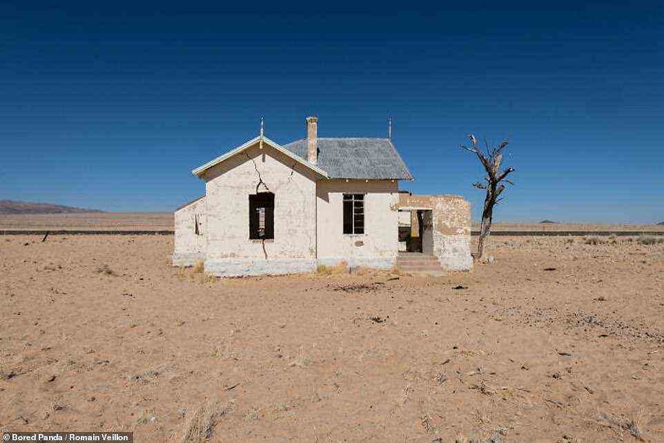In der Namib-Wüste beherbergt der Sperrgebiet-Nationalpark verlassene Häuser wie dieses hier abgebildete, die mit Sand und Rissen bedeckt sind