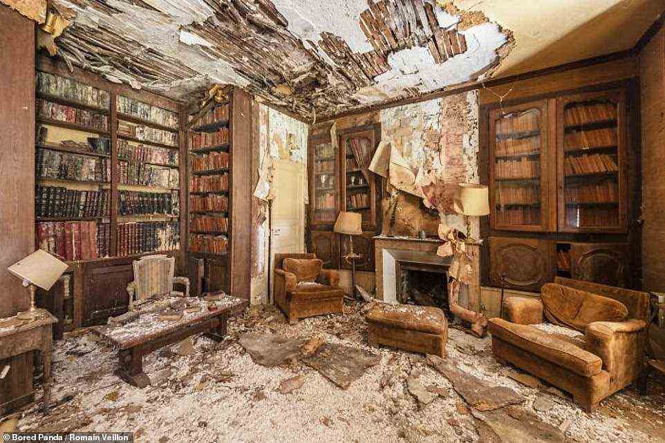 Dieses alte Gebäude voller Bücher hat einen entzückenden Charme und der Sessel sieht trotz der auseinanderfallenden Decke noch recht bequem aus