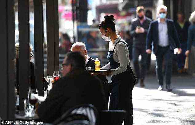 Die Telefone für Pubs, Friseure und Restaurants werden am Montag heiß laufen, während vollständig geimpfte Melburnianer um einen Geschmack der Freiheit kämpfen (im Bild ein Café in Carltons Lygon Street-Essbereich).