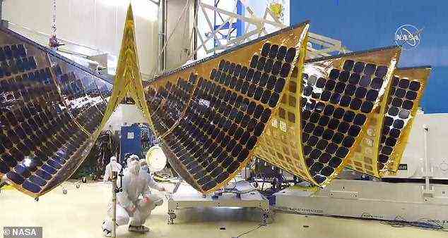 Die Lucy-Raumsonde hat auf jeder Seite Sonnenkollektoren, um ihre Instrumente mit Strom zu versorgen, und ist 51,8 Fuß breit und über 46 Fuß von Spitze zu Spitze