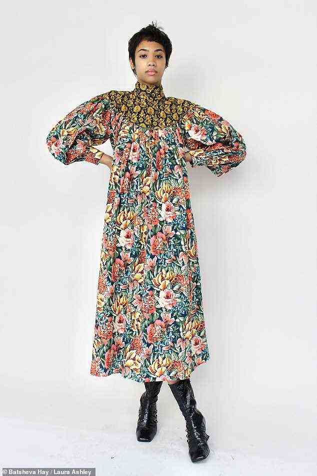 Das York-Kleid im Serene-Print zum Preis von 218 £ hat ein auffälliges Blumenmuster mit einem gold-schwarzen Kragen.  Die Kollektion mit einem Preis von 36 £ (50 $) bis 229 £ (315 $) ist auf der Laura Ashley-Website für US-Shopper erhältlich.  In Großbritannien ist es über Net-a-Porter und Matches Fashion erhältlich