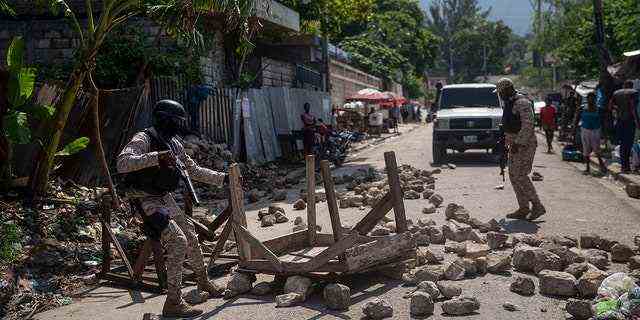 Die Polizei entfernt am Montag eine Straßensperre von Demonstranten in Port-au-Prince, Haiti.