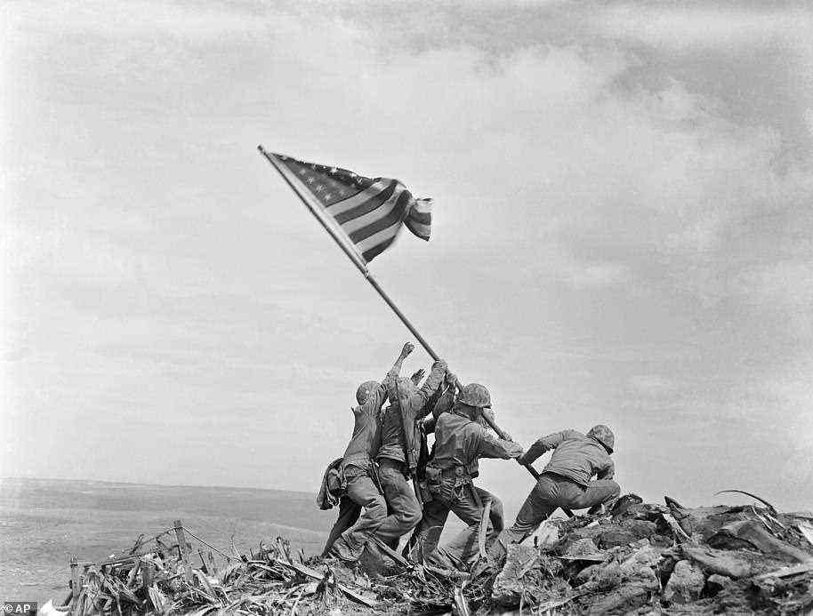Der Associated Press-Fotograf Joe Rosenthal nahm das ikonische Foto auf, als amerikanische Truppen um die Kontrolle des Mount Suribachi kämpften.  Das Bild ist seitdem das am häufigsten reproduzierte Foto der Geschichte