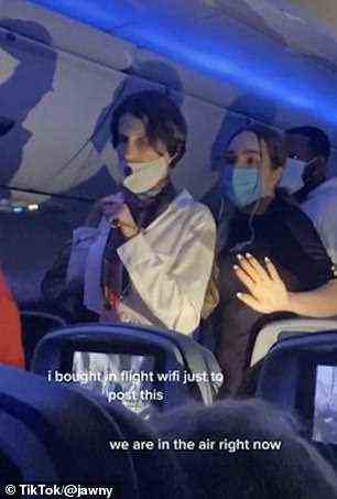 Eine Frau, die ein Mikrofon benutzte, um während des Fluges einen Anti-Covid-Rant zu liefern, wurde von Flugbegleitern mit Handschellen gefesselt, wie ein virales Video gezeigt hat