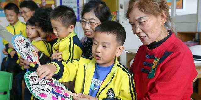 Im Oktober schenken Kinder ihren Großeltern in einem Kindergarten der Stadt Lianyungang in der ostchinesischen Provinz Jiangsu handgefertigte Fächer.  Ein Gesetzentwurf in China würde Eltern oder Erziehungsberechtigte bestrafen, wenn sich ihre Kinder schlecht benehmen.