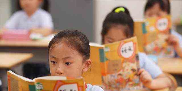 Im September besuchen die Kinder eine Grundschule in Nanjing in der chinesischen Provinz Jiangsu.  Chinas Parlament wird diese Woche ein neues Gesetz prüfen, das im Falle seiner Verabschiedung Eltern für ihre sich schlecht benehmenden Kinder bestrafen würde.