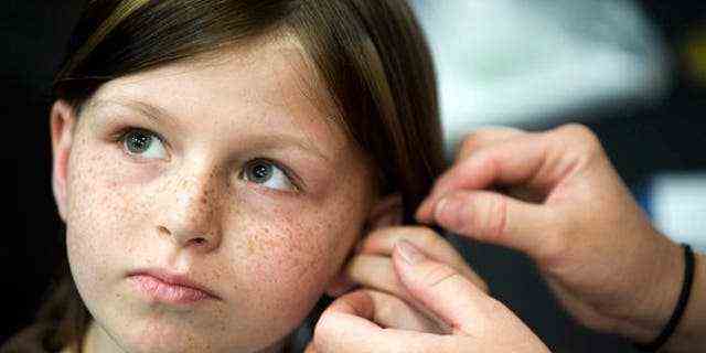 Dieses Foto vom Mai 2010 zeigt Zahra Baker, 10, die bei einer Veranstaltung auf dem Charlotte Motor Speedway ein Hörgerät bekommt.