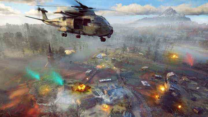 Ein Helikopter fliegt über ein hektisches Schlachtfeld in Ghost Recon Frontline.