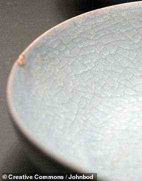 Im Bild: Nahaufnahme eines Ru-Gerichts mit dem ikonischen Knistern in der Glasur