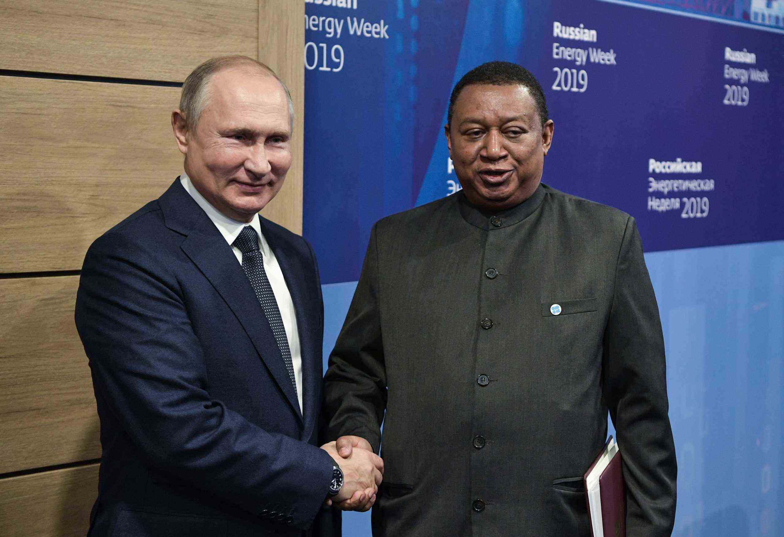 OPEC-Generalsekretär Mohammed Barkindo gibt dem russischen Präsidenten Wladimir Putin während eines Treffens 2019 in Moskau die Hand.  (Alexey Nikolsky/Sputnik/AFP über Getty Images)
