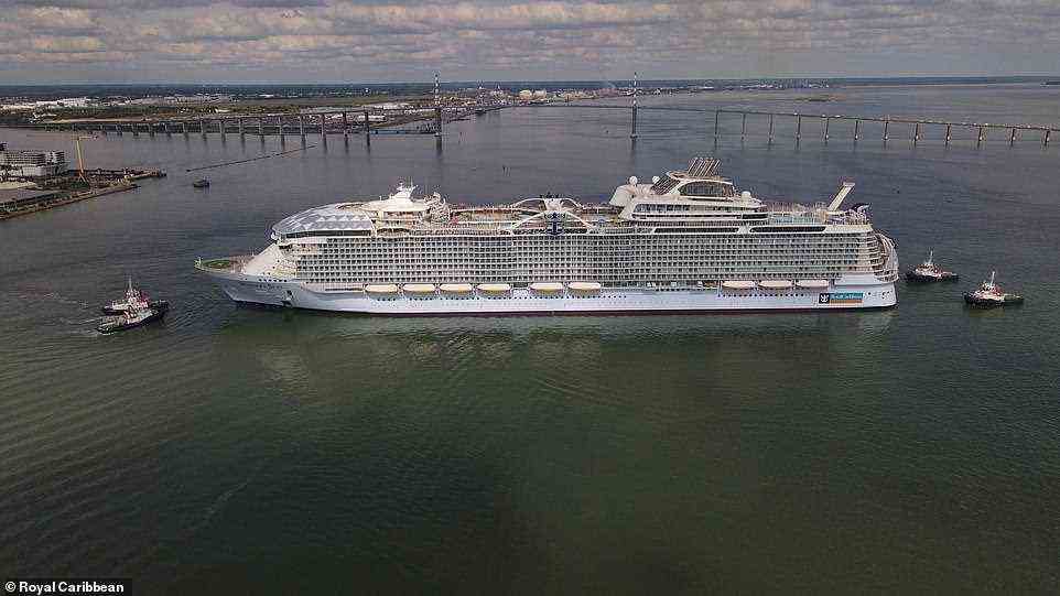 Wonder of the Seas ist 64 m breit, bietet Platz für 6.988 Gäste auf 16 ihrer 18 Decks, verfügt über 24 Gästeaufzüge, wird 2.300 Besatzungsmitglieder haben und kann mit 22 Knoten (25 mph) fahren.