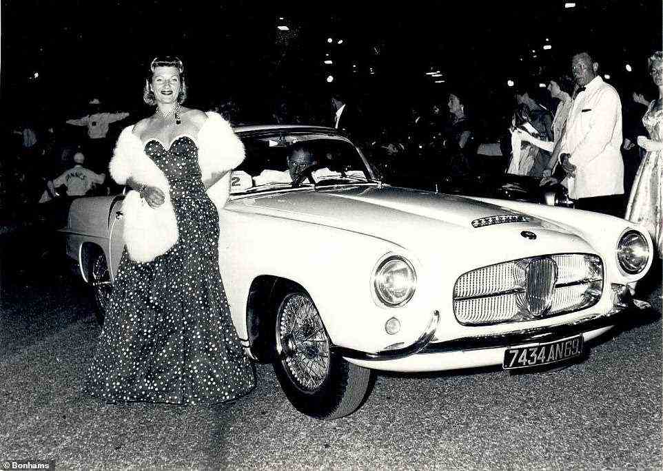 Im Jahr, nachdem Ghia das Quartett der XK140 modifiziert hatte, wurde genau dieses Auto auf dem Pariser Autosalon 1956 ausgestellt