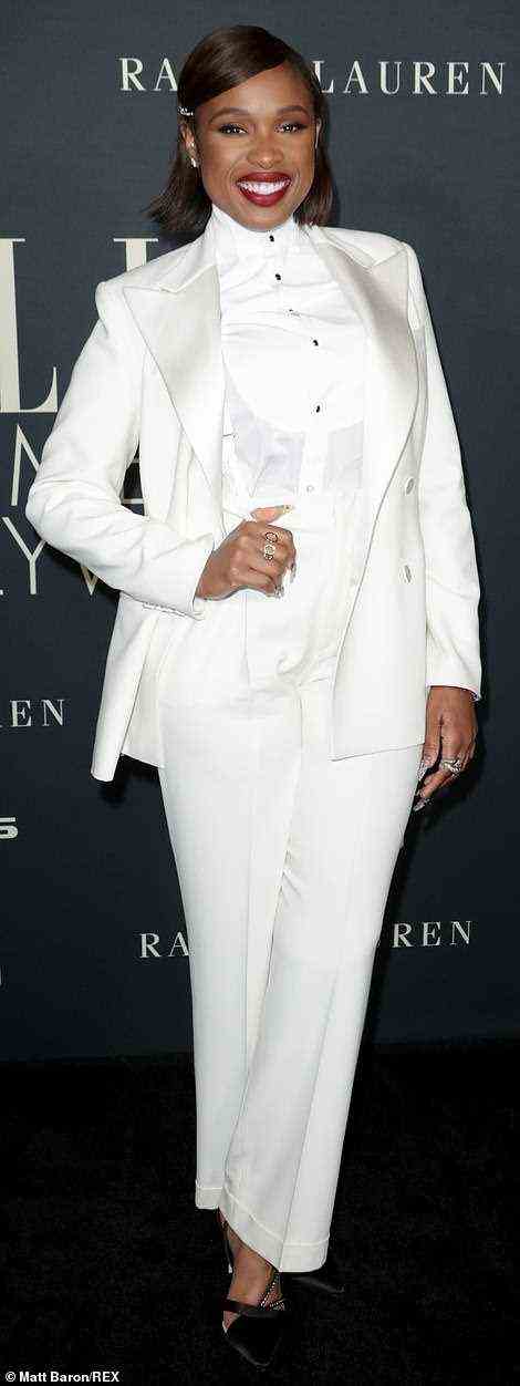 Es ist eine Ehre!  Hudson begeisterte in einem weißen Anzug, während die Preisträgerin von Women In Hollywood, Gal Gadot, in heißem Rot rockte