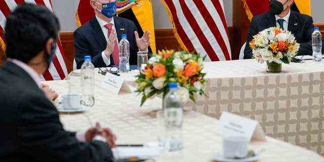 US-Außenminister Antony Blinken hört zu, wie der US-Botschafter in Ecuador Michael J. Fitzpatrick während eines Treffens mit Menschenrechtsorganisationen und der Zivilgesellschaft in Quito, Ecuador, am Dienstag, 19. Oktober 2021, spricht. (Santiago Arcos/Pool via AP)