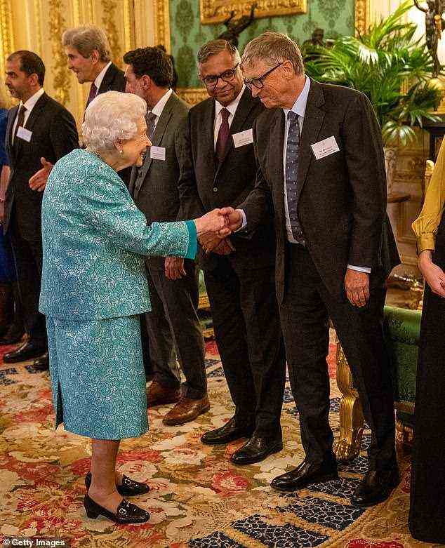 Die Königin präsentierte sich stilvoll, als sie milliardenschwere Wirtschaftsführer, Gesandte des Präsidenten und Technologieunternehmer in Windsor Castle zu einem üppigen Empfang nach einem Investitionsgipfel der Regierung begrüßte.  Abgebildet, Begrüßung des Microsoft-Mitbegründers, der zum Philanthrop Bill Gates wurde