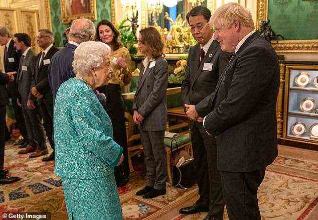 Der Premierminister und die Königin wechselten ein paar Worte, als sie die Gäste beim üppigen Empfang traf, abgebildet