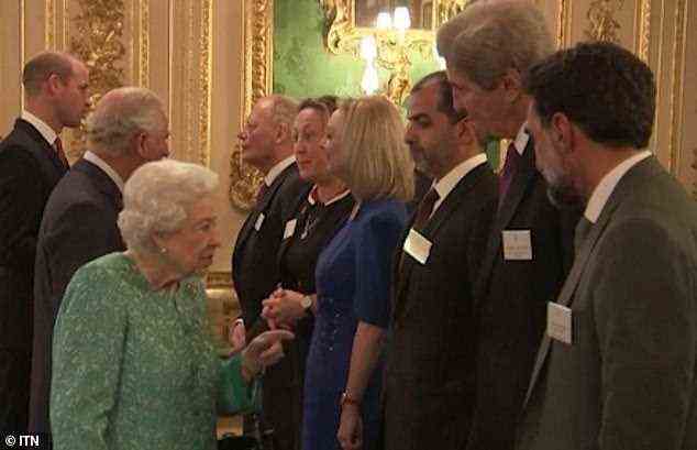 Unter den Gästen, die nach der eintägigen Konferenz in London in das Haus der Königin in Berkshire eingeladen wurden, war Microsoft-Mitbegründer Bill Gates, der sich vorbeugte, um dem Monarchen die Hand zu schütteln, sowie Kerry