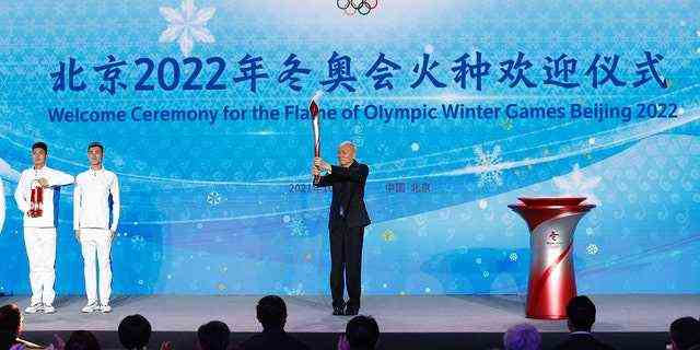 Cai Qi, Vorsitzender des Organisationskomitees der Olympischen Winterspiele Peking 2022, hält am Mittwoch die Fackel während der Begrüßungszeremonie für die Flamme der Olympischen Winterspiele Peking 2022 im Pekinger Olympiaturm.
