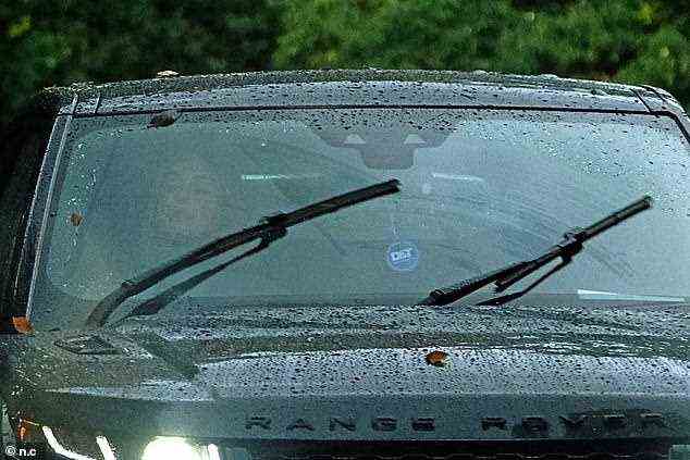Machen Sie Platz: Die Sängerin war durch ihre vom Regen bespritzte Windschutzscheibe sichtbar, als sie am Mittwoch ihr Zuhause in Surrey verließ