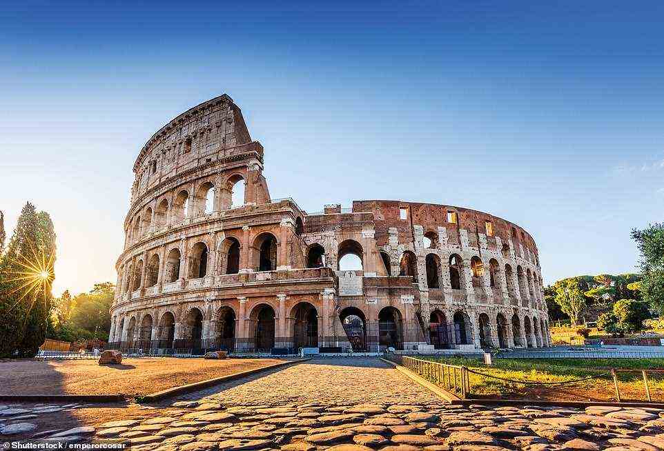 Passagiere können das abgebildete Kolosseum von Rom auf der 