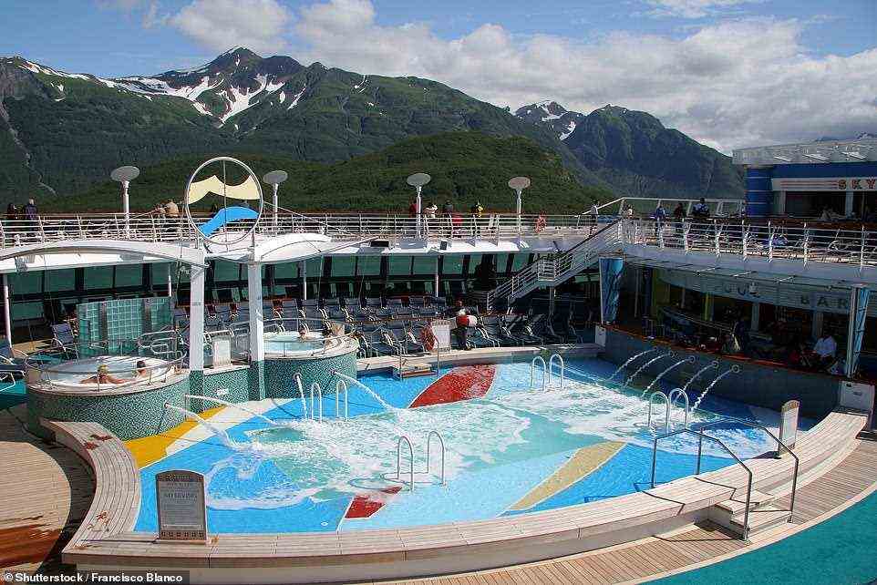Abgebildet ist ein Swimmingpool an Bord der Serenade of the Seas, die 2003 ihre Jungfernfahrt machte
