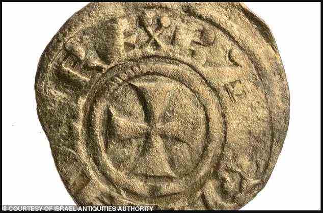 Einige der dort gefundenen Münzen scheinen nach dem Sieg von König Baldwin über seine Mutter, Königin Regent Melisande von Jerusalem, im Jahr 1152 zu datieren.