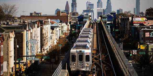 Ein Zug fährt auf der Market-Frankford-Linie in Philadelphia.