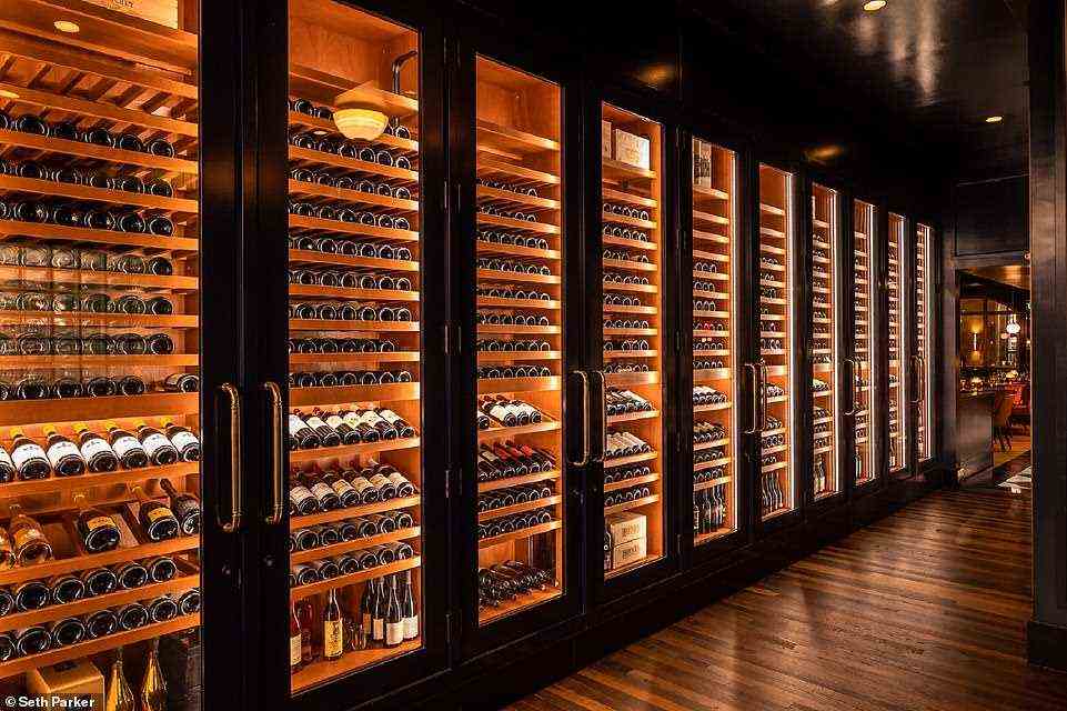 Die Weinkollektion des Restaurants umfasst über 1.800 Flaschen, von provenzalischer Rose bis hin zu Vintage-Magnums des Napa Valley Opus One