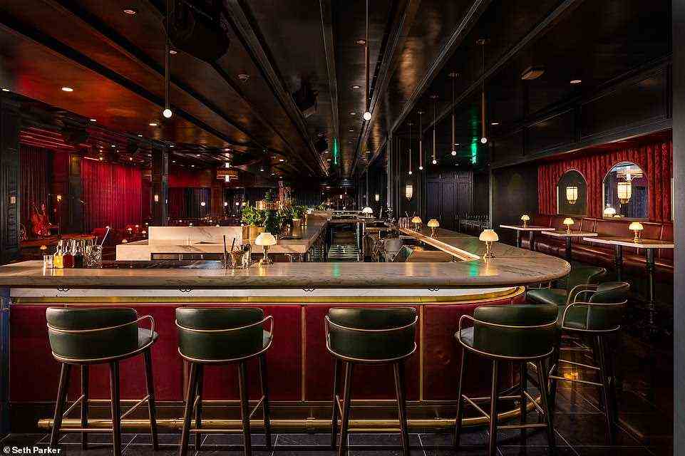 Die abgebildete Bar des Supper Clubs ist mit Zinkakzenten versehen und mit smaragdgrünen Fliesen ausgelegt