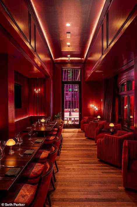 Der Supper Club ist mit opulenten Kronleuchtern, stimmungsvoller Beleuchtung und roten Samtsitzen ausgestattet