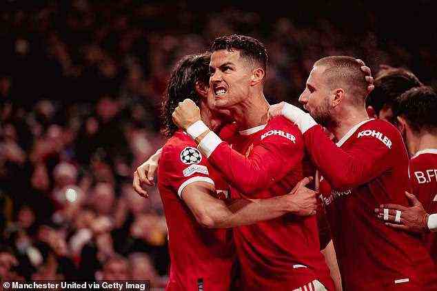 Ronaldo jubelt vor Freude über seinen späten Siegtreffer, während seine Teamkollegen ihm gratulieren