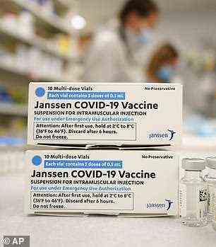 Die Auffrischimpfung von J&J ist für alle amerikanischen Erwachsenen ab 18 Jahren zugelassen.  Im Bild: Kisten stehen neben den Fläschchen mit dem COVID-19-Impfstoff von Johnson & Johnson in der Apotheke des National Jewish Hospital in Denver, Colorado, März 2021
