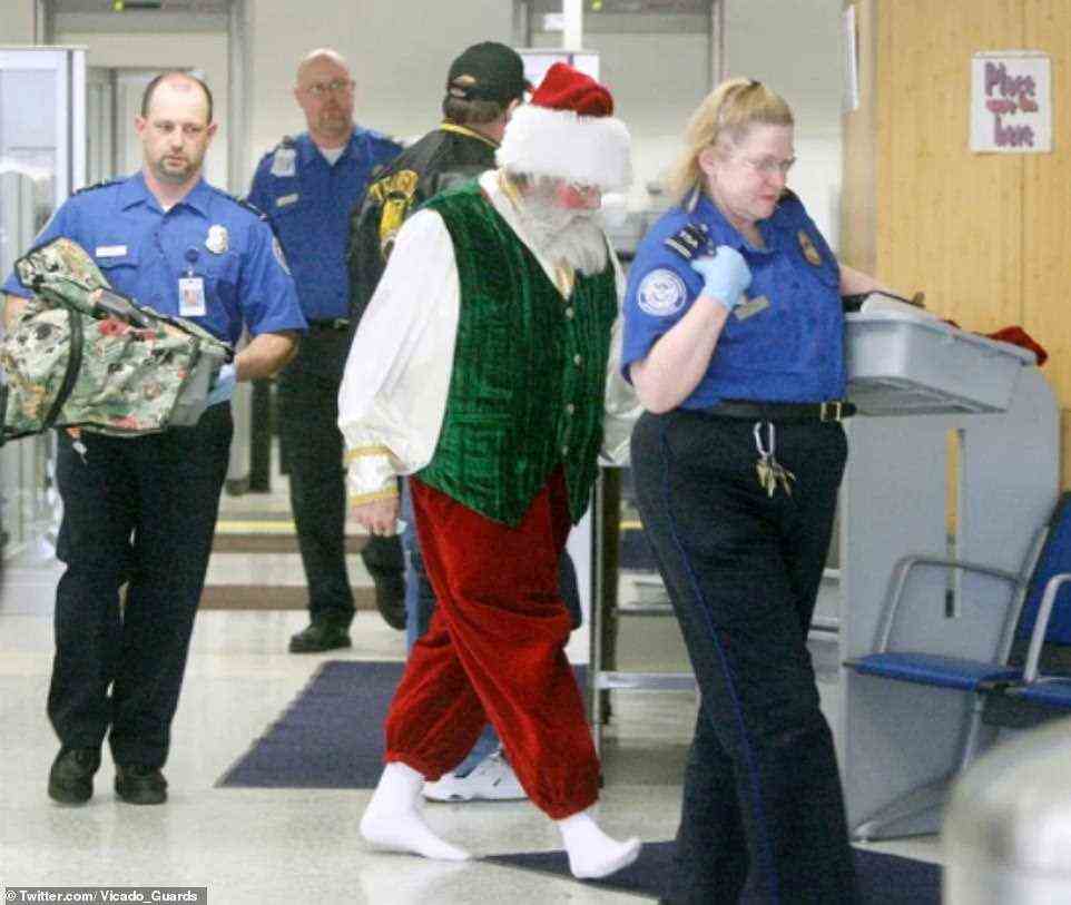 Auf zum Nordpol!  Ein Mann wurde als Weihnachtsmann verkleidet durch die Sicherheitskontrollen eines Flughafens in den USA gesichtet.