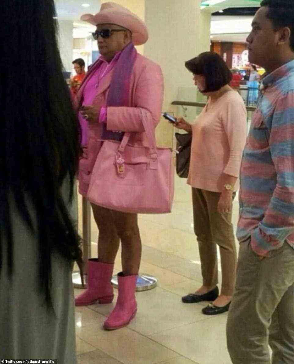 Trendsetter!  Ein weiteres Foto, das von einem Twitter-Nutzer in Kolumbien geteilt wurde, hielt den Moment fest, in dem ein Passagier in einem von Kopf bis Fuß rosafarbenen Ensemble auftauchte.