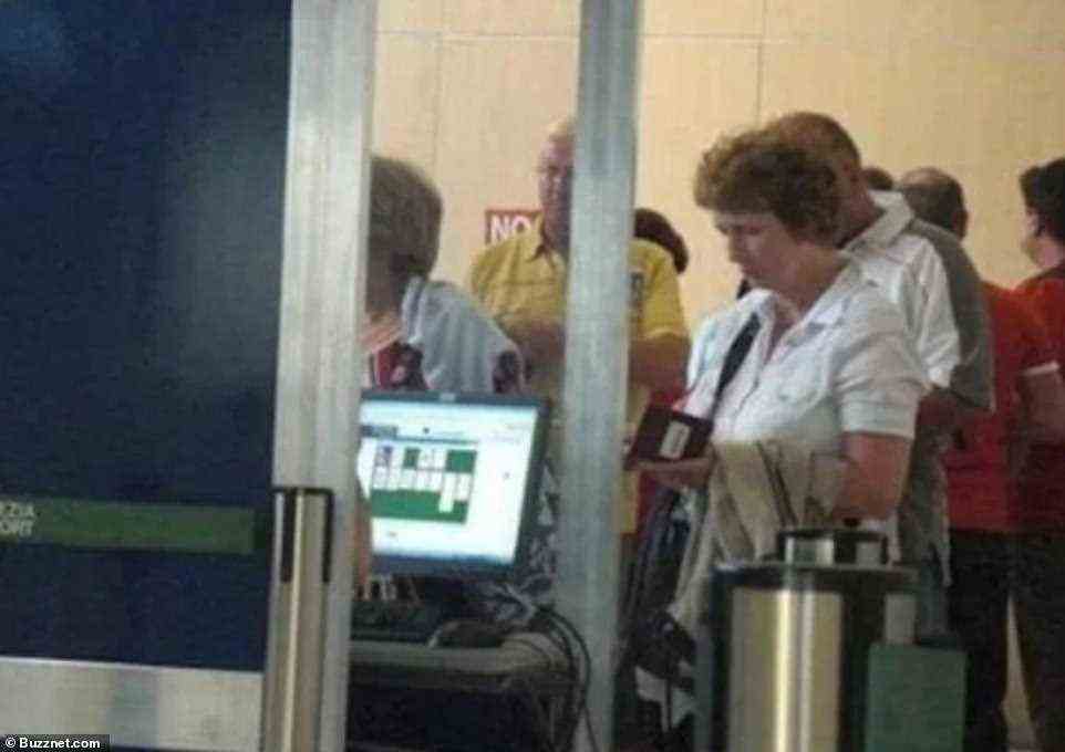 Ein weiteres virales Foto zeigt eine Schlange von Passagieren, die sich an einem Check-in-Schalter anstellen, ohne zu wissen, dass der Mitarbeiter gerade ein Spiel auf seinem Computer spielt.