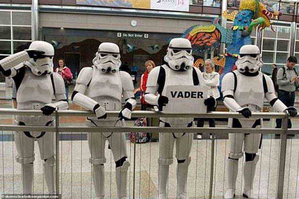 Solche Soldaten!  Eine Gruppe von Freunden am Denver International Airport sorgte dafür, dass ihr Freund ein herzliches Willkommen zu Hause hatte, indem sie Star Wars-Kostüme anzogen.