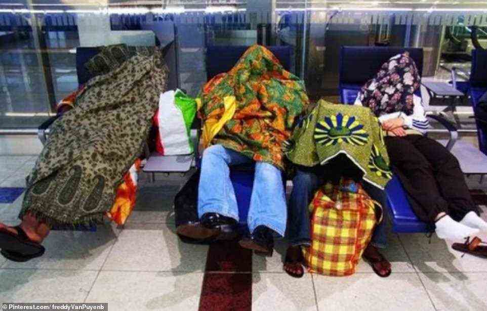 Wer braucht ein Hotel?  Ein virales Foto hielt den Moment fest, in dem sich Passagiere von einem unbekannten Ort aus mit Decken und Handtüchern bedeckten, um ungestört zu schlafen.